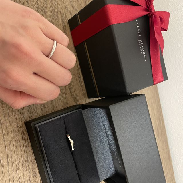 【ラザール ダイヤモンド(LAZARE DIAMOND)の口コミ】 斜めにダイヤが入っており、華やかで指が綺麗に見えるデザインが気に入り…