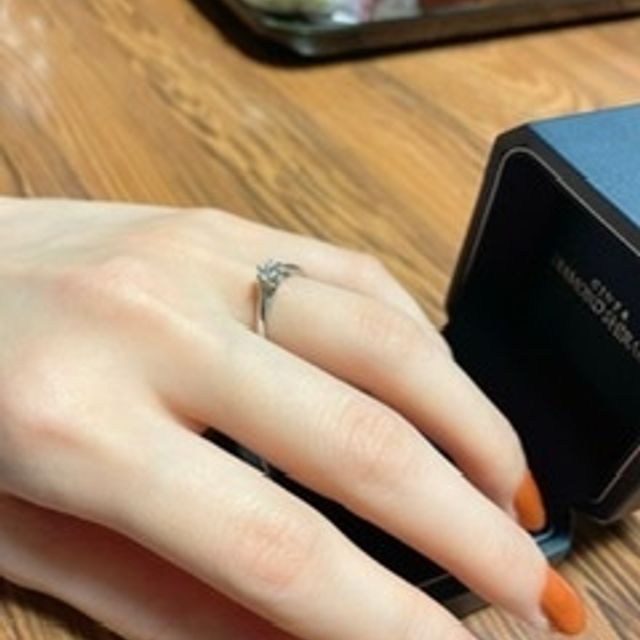 【銀座ダイヤモンドシライシの口コミ】 シンプルなデザインでダイヤモンドがより輝く感じ、雰囲気に惹かれました…