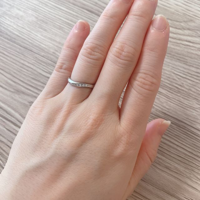 【銀座ダイヤモンドシライシの口コミ】 シンプルかつ華やかな指輪を選びました。
私は指が短いため、ウェーブタイ…