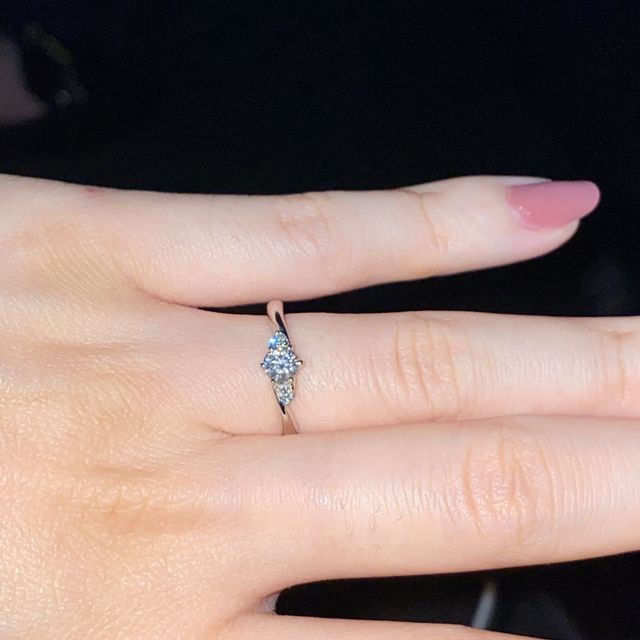 【ラザール ダイヤモンド(LAZARE DIAMOND)の口コミ】 ダイヤのクオリティとリングのデザインが良く、全体的に綺麗にまとまって…