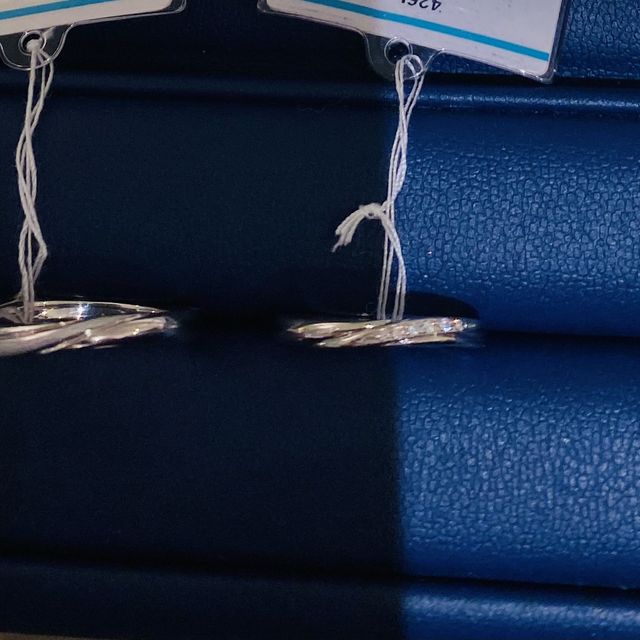 【銀座ダイヤモンドシライシの口コミ】 男性のはマット加工、女性のはマット加工部分にダイヤが入ったデザイン。…