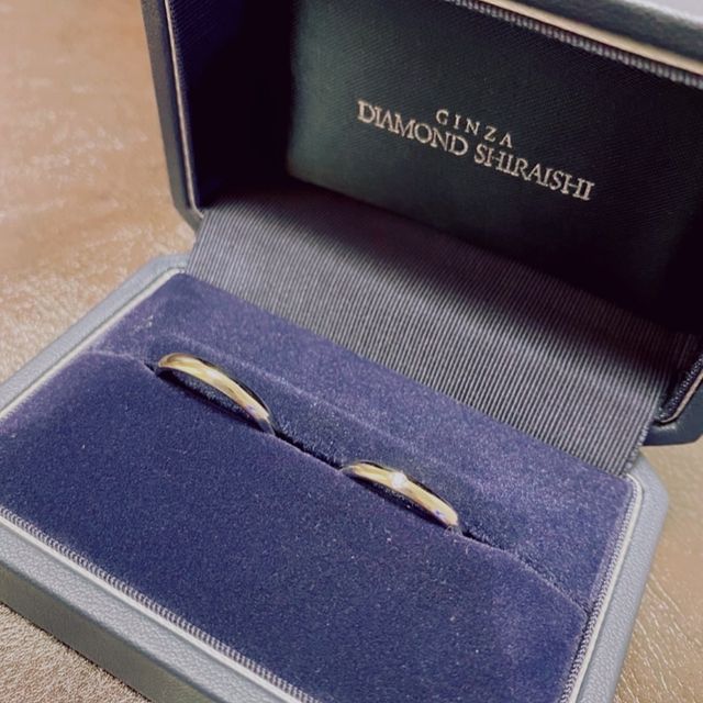 【銀座ダイヤモンドシライシの口コミ】 「2.7mm幅」と「つけ心地の良さ」が決め手でした。
結婚指輪を外さずに毎…