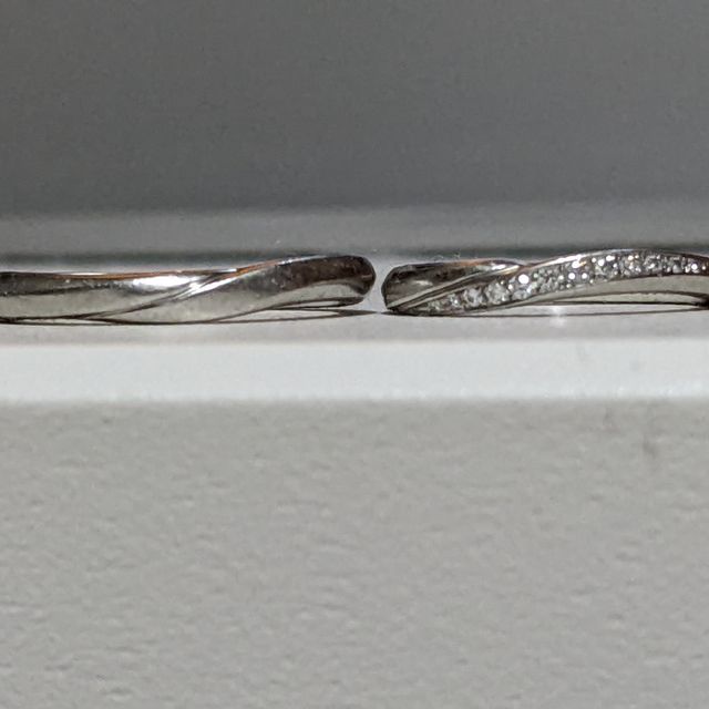 【銀座ダイヤモンドシライシの口コミ】 彼はシンプルだけどシンプルすぎないデザインを探していました。私は結婚…