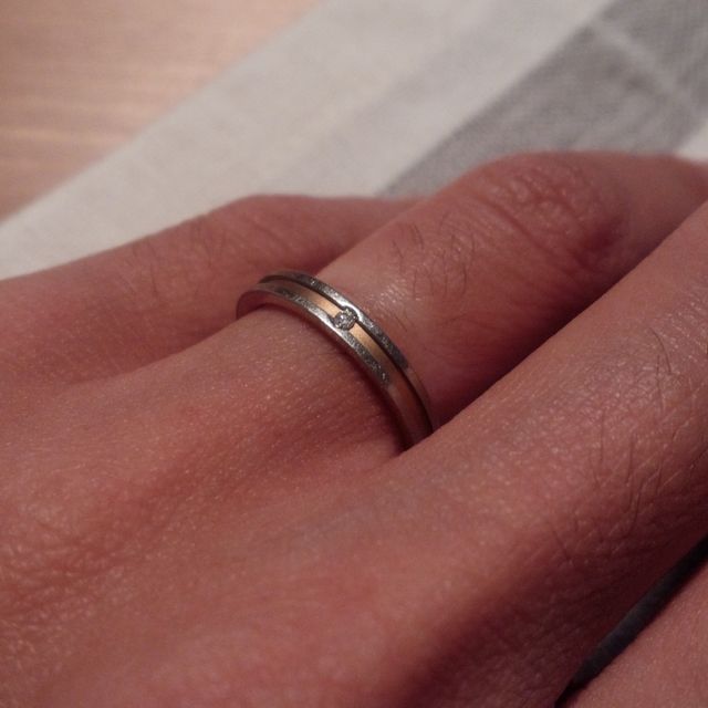 【Sirena Azzurro(セイレーン アズーロ)の口コミ】 男女でデザインが少し違っていて女性のものはダイアが入っています。内側…