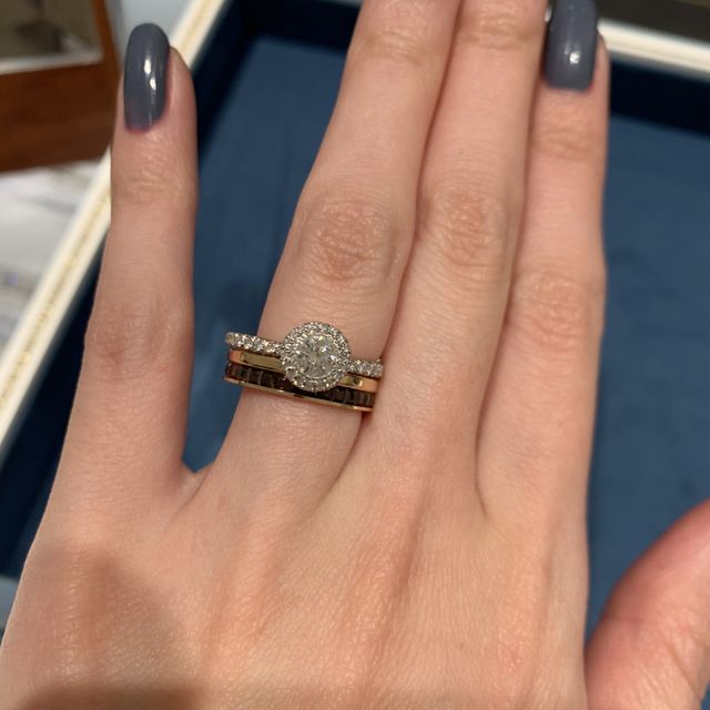 【ピアジェ(PIAGET)の口コミ】 真ん中の石を取り囲むダイヤがきれいで中心のダイヤも大きくキラキラして…