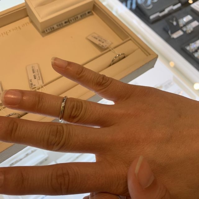 【Ponte Vecchio(ポンテヴェキオ)の口コミ】 一粒ダイヤでシンプルなデザインが気に入りました。ダイヤモンドが綺麗に…