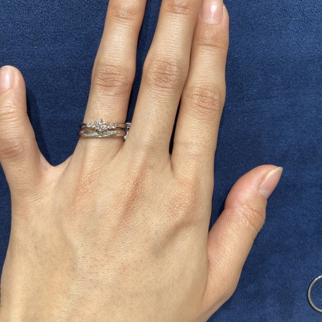 【4℃ BRIDAL(ヨンドシーブライダル)の口コミ】 5店舗以上見に行ったなかでデザインがダントツ好きでした。細身でつけやす…