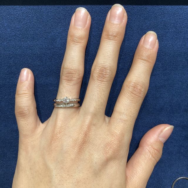 【4℃ BRIDAL(ヨンドシーブライダル)の口コミ】 5店舗以上見に行ったなかでデザインがダントツ好きでした。細身でつけやす…