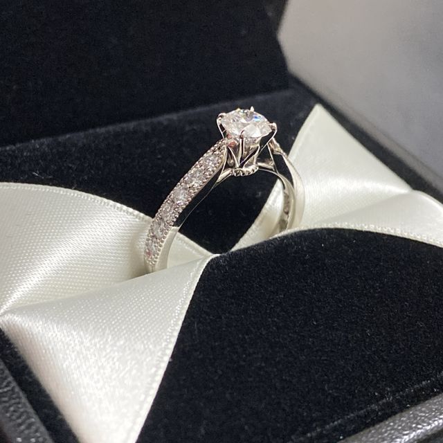 【エクセルコダイヤモンド(EXELCO DIAMOND)の口コミ】 高さのあるエタニティタイプを選びました。
試着した際、光加減でダイヤが…