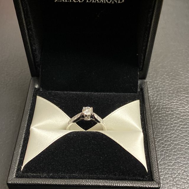 【エクセルコダイヤモンド(EXELCO DIAMOND)の口コミ】 高さのあるエタニティタイプを選びました。
試着した際、光加減でダイヤが…