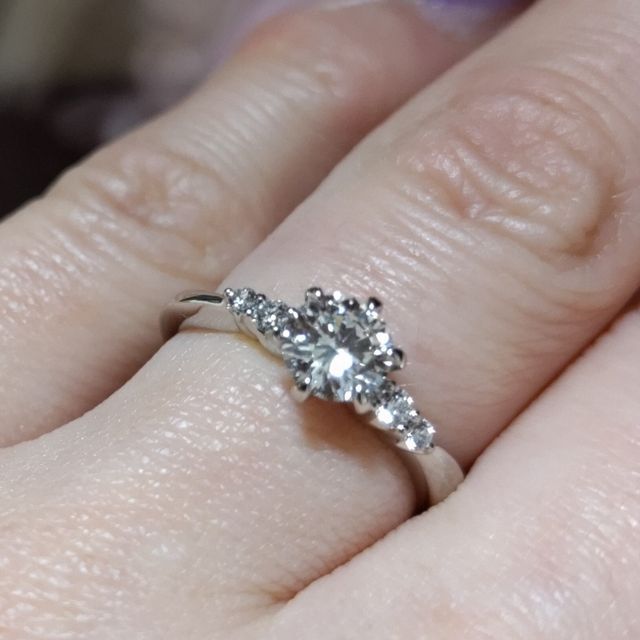 【4℃ BRIDAL(ヨンドシーブライダル)の口コミ】 デザインが気にいったのと、展示品は0.3がメインだったので、0.5カラット…