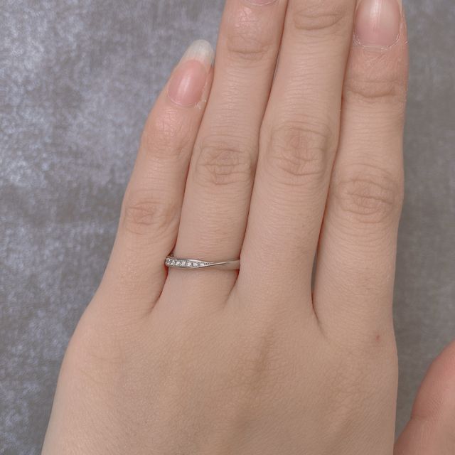 【ケイウノ ブライダル(K.UNO BRIDAL)の口コミ】 元々ダイヤが散りばめられているタイプが良く探していたところリボンタイ…