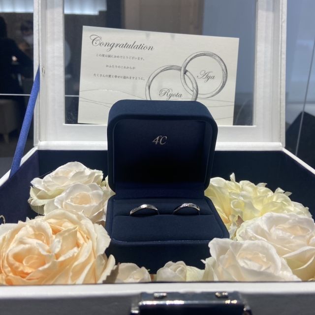 【4℃ BRIDAL(ヨンドシーブライダル)の口コミ】 裏面までウェーブが付いた、最新のデザインで可愛かった。ダイヤが程よく…