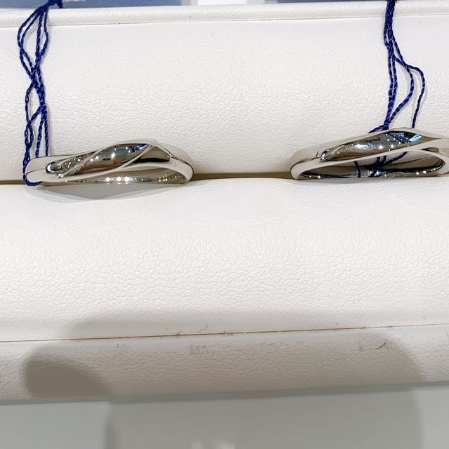 【Something Blue(サムシングブルー)の口コミ】 ひとつの店内のなかで様々なブランドの指輪が試着ができた。私たちが試着…