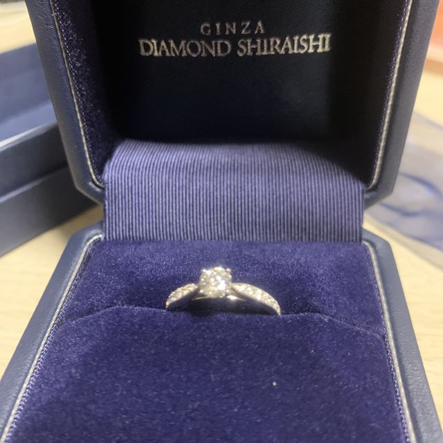 【銀座ダイヤモンドシライシの口コミ】 センターのダイヤが映えるデザインかつ豪華なイメージ。横から見た時のリ…