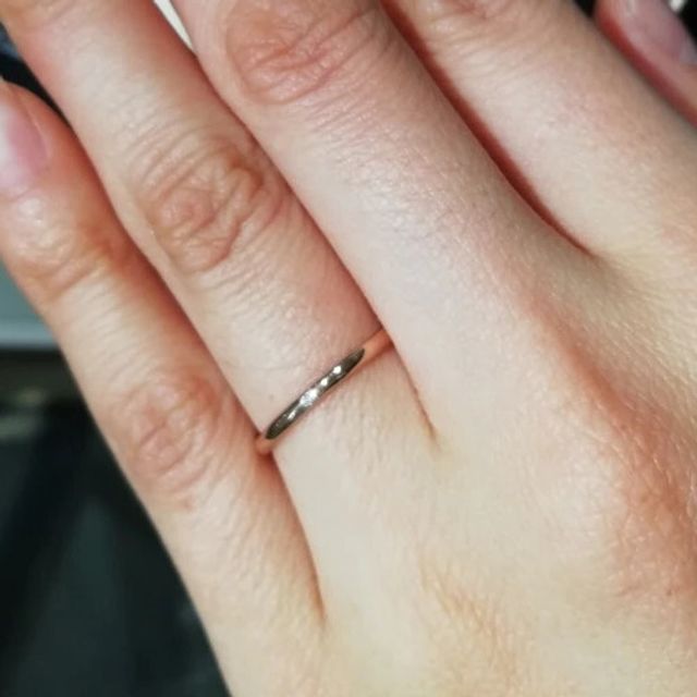 【SIENAROSE(シエナロゼ)の口コミ】 細身のリングなので指がすっきりとキレイに見えますし、つけ心地がよく扱…