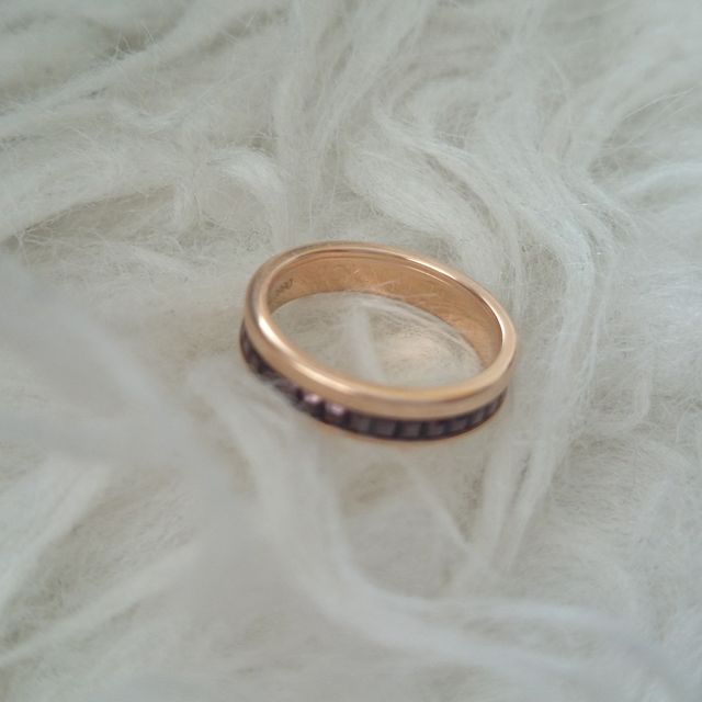 【ブシュロン(BOUCHERON)の口コミ】 いわゆるかまぼこ型のものより個性のあるリングが良く、重ねづけしやすい…