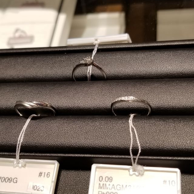 【FOREVERMARK(フォーエバーマーク)の口コミ】 自分達が選んだのはV字型の指輪ですが、一番指がきれいに見える角度のもの…