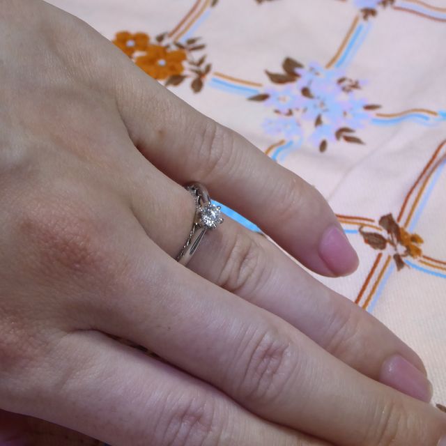 【エクセルコダイヤモンド(EXELCO DIAMOND)の口コミ】 横から見たときに、レースの様に見えるデザインが気に入って。決定した当…