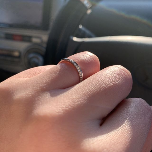 【銀座ダイヤモンドシライシの口コミ】 どの角度からみても綺麗な指輪です。自分からみてもダイヤがみえるため日…