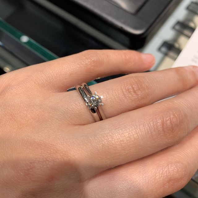 【ラザール ダイヤモンド(LAZARE DIAMOND)の口コミ】 男性用の指輪が、線が入っていたり波打っていたりしない、1番シンプルなも…