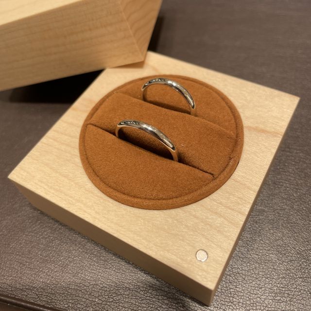 【ringram(リングラム)の口コミ】 指輪のデザインがプラチナ、形状が甲丸、お互いにリングの内側に誕生石の…