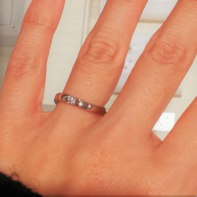 【CHARMY(チャーミー)の口コミ】 太くてカーブしている指輪を探していて見つけた商品。
色がプラチナではな…