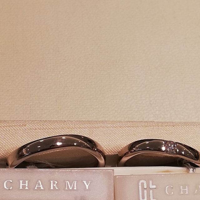 【CHARMY(チャーミー)の口コミ】 太くてカーブしている指輪を探していて見つけた商品。
色がプラチナではな…