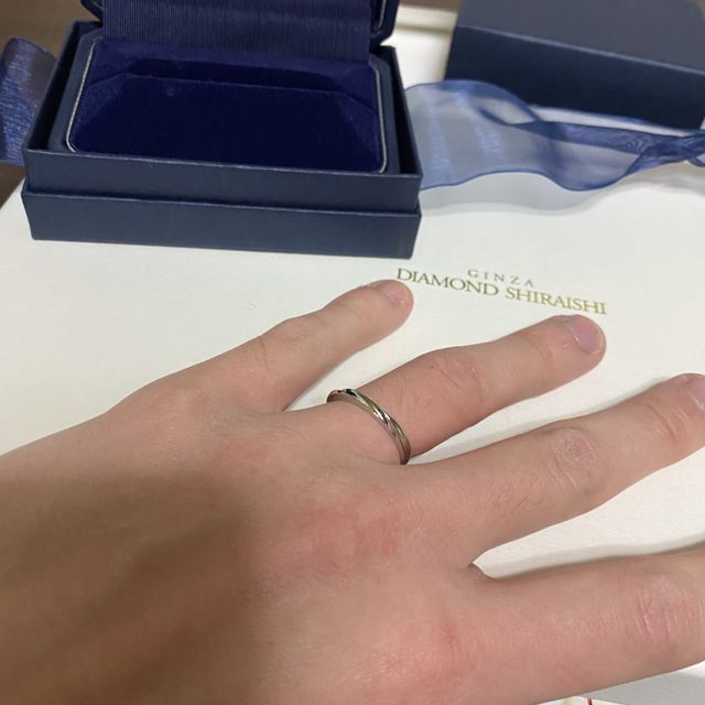 【銀座ダイヤモンドシライシの口コミ】 ウェーブのタイプとジュエリーがリングの半分くらいまで装飾されているデ…