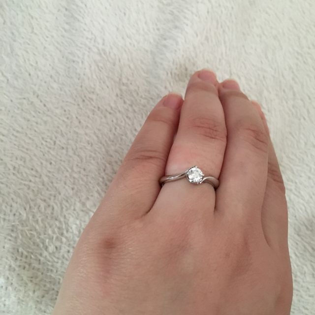 【4℃ BRIDAL(ヨンドシーブライダル)の口コミ】 デザインがシンプルなので、石が綺麗に見えました。立て爪の物なので取り…