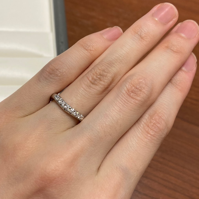 【MIKIMOTO(ミキモト)の口コミ】 試着した結婚指輪のデザインはストレートでダイヤ5石のものと、緩やかなV…