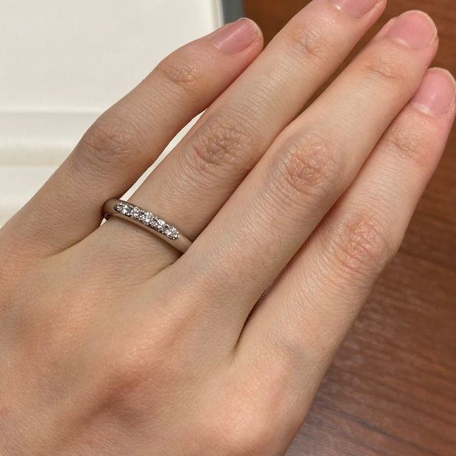 【MIKIMOTO(ミキモト)の口コミ】 試着した結婚指輪のデザインはストレートでダイヤ5石のものと、緩やかなV…