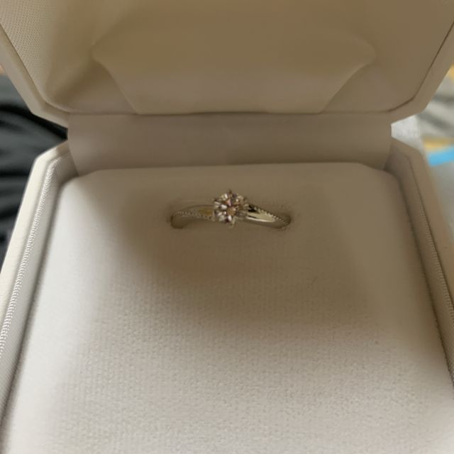 【WATANABE / 卸商社直営　渡辺の口コミ】 シンプルなデザインを探していました。また結婚指輪とセットでつけてもお…