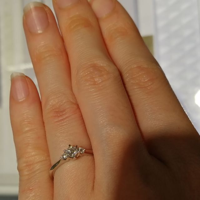 【4℃ BRIDAL(ヨンドシーブライダル)の口コミ】 石が横に配置された指輪を探していたため、こちらを紹介いただきました。…