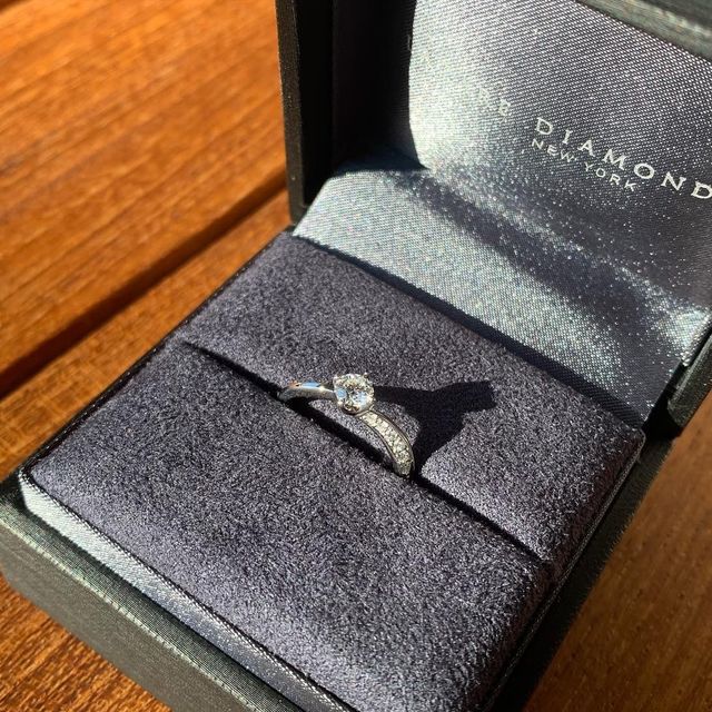 【ラザール ダイヤモンド(LAZARE DIAMOND)の口コミ】 指輪のデザインは沢山試着した中で指がすらっと細く見えるデザインを選び…