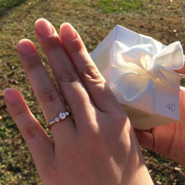 【4℃ BRIDAL(ヨンドシーブライダル)の口コミ】 婚約指輪は旦那さんと一緒に見に行った際にデザインを見て一目惚れしまし…