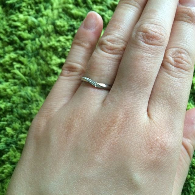 【4℃ BRIDAL(ヨンドシーブライダル)の口コミ】 婚約指輪は旦那さんと一緒に見に行った際にデザインを見て一目惚れしまし…