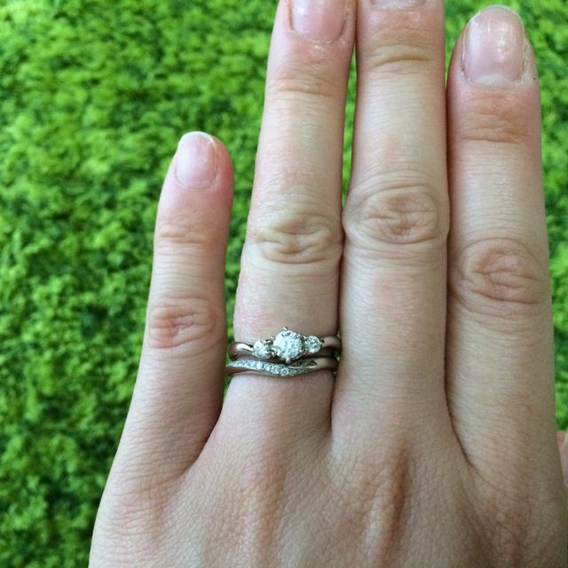 【4℃ BRIDAL(ヨンドシーブライダル)の口コミ】 婚約指輪は旦那さんと一緒に見に行った際にデザインを見て一目惚れしまし…
