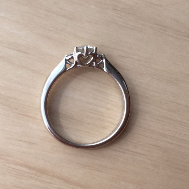 【アイプリモ(I-PRIMO)の口コミ】 王道の婚約指輪らしく、中心にダイヤがひとつあるものを探していました。…