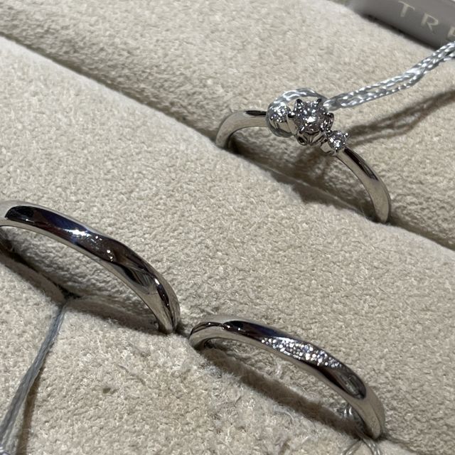 【TRECENTI(トレセンテ)の口コミ】 エンゲージリングは、ダイヤモンドが３石あり、中央のダイヤモンドが周辺…