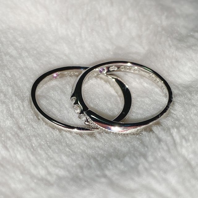 【銀座ダイヤモンドシライシの口コミ】 自分がシンプルな感じで少しだけデザインされていたので一目惚れして指輪…