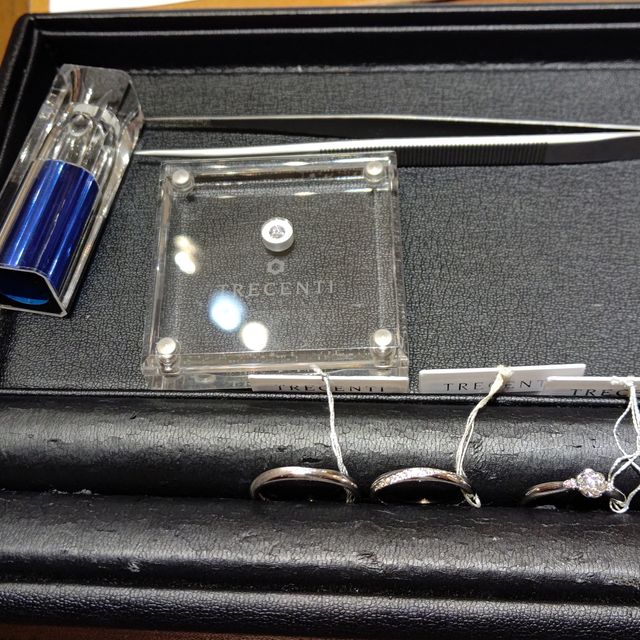 【TRECENTI(トレセンテ)の口コミ】 花の形のダイヤが非常にかわいく、テーブルカットのダイヤがたまたま在庫…