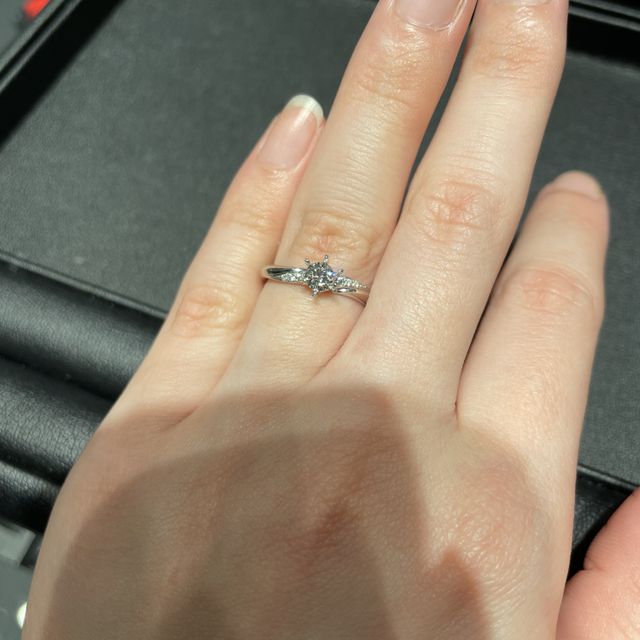 【エクセルコダイヤモンド(EXELCO DIAMOND)の口コミ】 3店舗回った中の2店舗目の婚約指輪さがしです。
メレダイヤモンドが着いて…