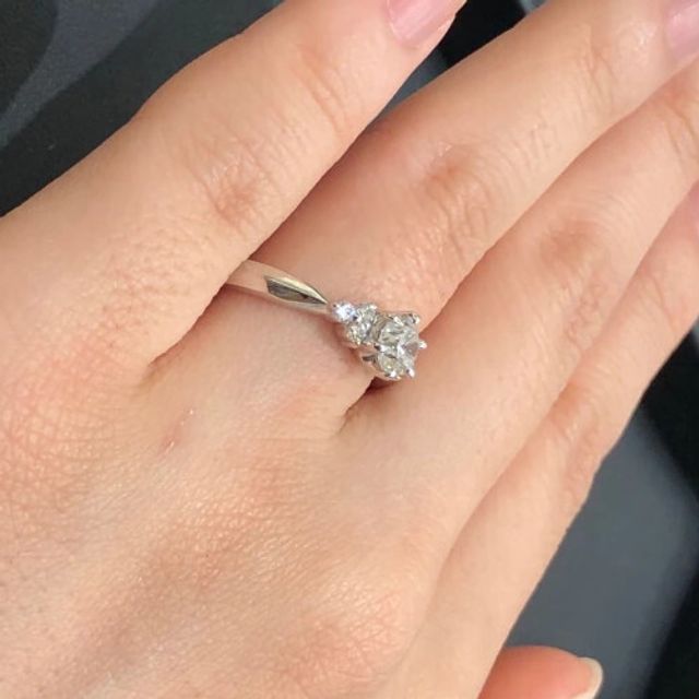 【ジュエリーツツミ(JEWELRY TSUTSUMI)の口コミ】 センターの大きなダイヤモンドの脇には上品な輝きのメレダイヤが付いてお…