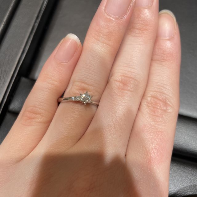 【ラザール ダイヤモンド(LAZARE DIAMOND)の口コミ】 ダイヤモンドの輝きがとても綺麗でした。また、メレダイヤモンドがついた…