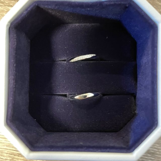 【4℃ BRIDAL(ヨンドシーブライダル)の口コミ】 婚約指輪が4℃でそれと重ね着けした時、とてもきれいで気に入ったからです…