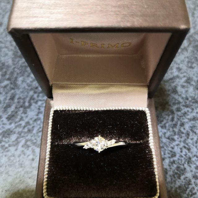 【アイプリモ(I-PRIMO)の口コミ】 デザインが可愛いく、彼女に似合うと思ったからです。ダイヤモンドもルー…