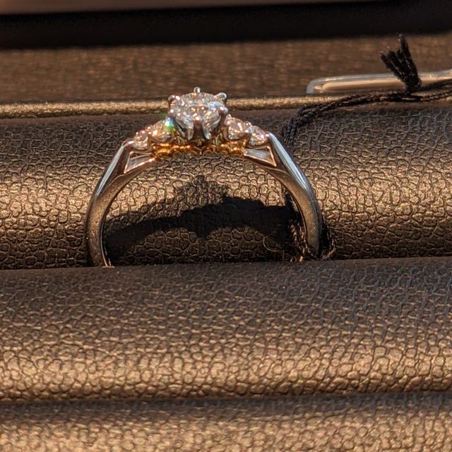 【エクセルコダイヤモンド(EXELCO DIAMOND)の口コミ】 トップダイヤのみのシンプルの指輪が定番ですが、もう少し華やかさを持っ…