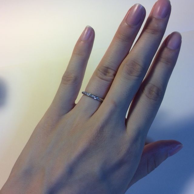 【銀座ダイヤモンドシライシの口コミ】 指輪の形はまっすぐですが、ダイヤが切れ目なく斜めに入っていてどの角度…