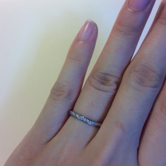 【銀座ダイヤモンドシライシの口コミ】 指輪の形はまっすぐですが、ダイヤが切れ目なく斜めに入っていてどの角度…